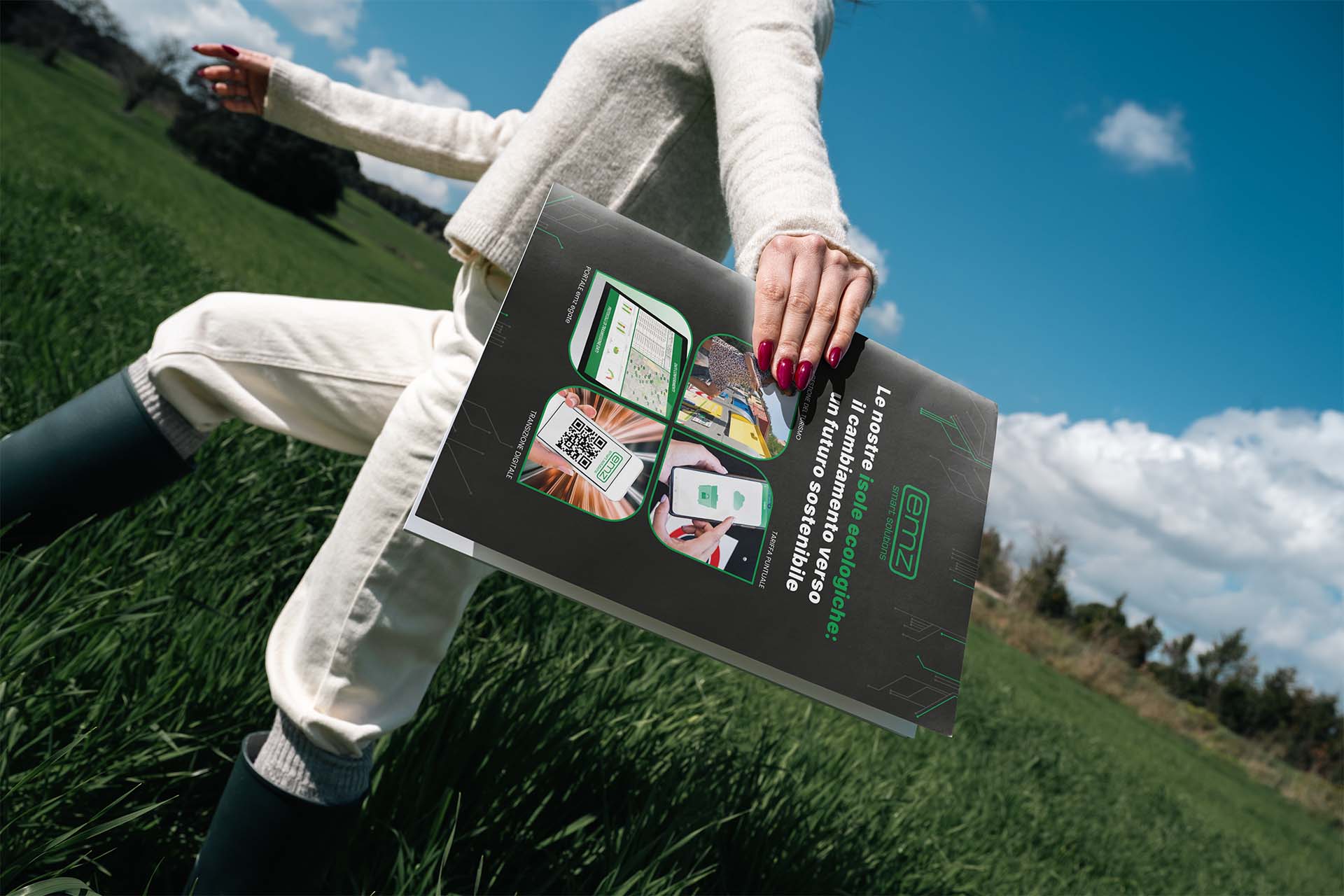 Frau mit Broschüre auf einem Feld